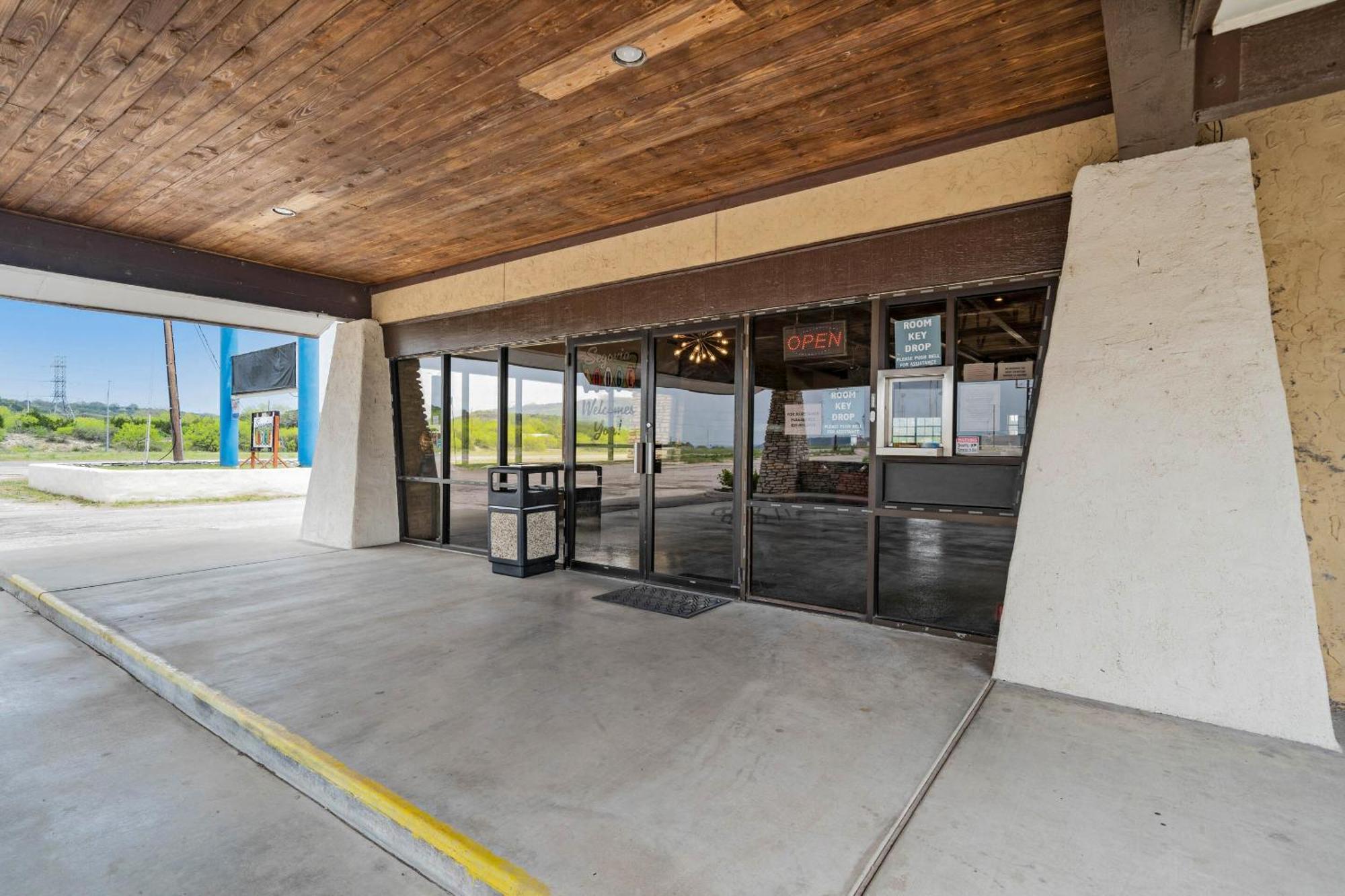 Oyo Hotel Junction Tx I-10 Exterior photo